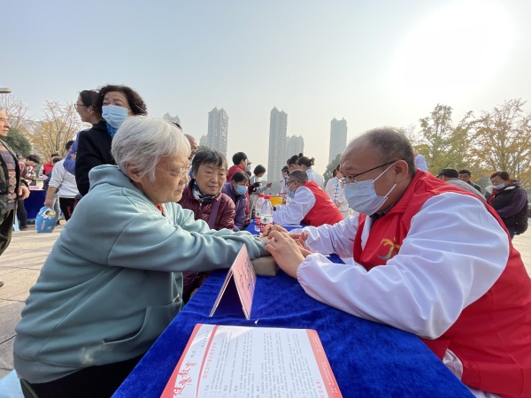 （20231123区中医医院）锡山健康文化大会暨江苏省中医药宣传月锡山专场、“文明锡山 康养怡心”示范活动2_副本.jpg
