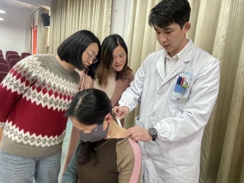 （20240321区中医医院）走进东北塘实验小学开展健康讲座暨义诊活动8.JPG